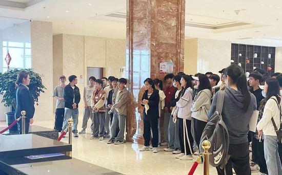 12日上午，，，，，南山花园精品旅馆观摩学习（地建旅馆公司）.jpg